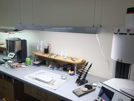 ДентЛайт Эко-Лайт - бестеневой стоматологический LED светильник для зуботехнической лаборатории